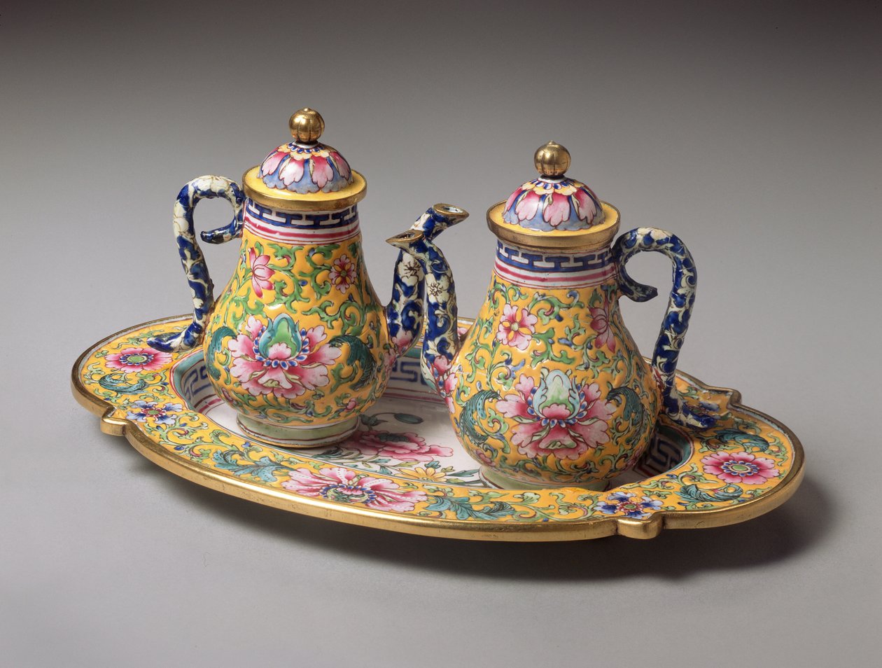 Paar Miniaturkannen und Tablett, Qianlong-Periode (1736-95) von Qing Dynasty Chinese School