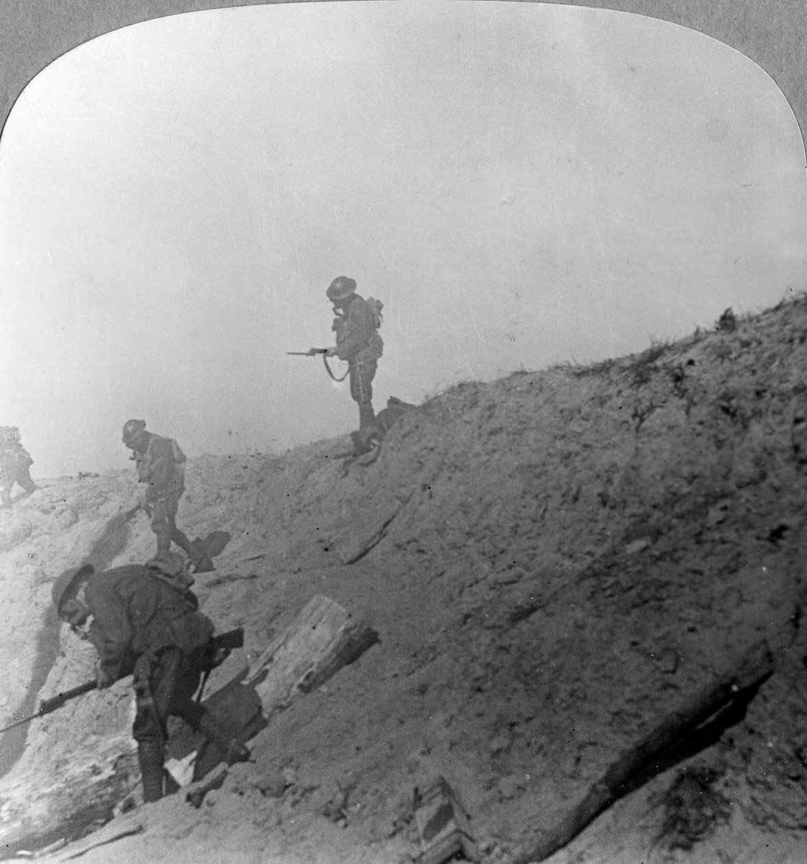 Britische Truppen rücken durch Gas vor, Passchendaele, Ypern, Belgien, Erster Weltkrieg, ca. 1914-1918 von Realistic Travels Publishers