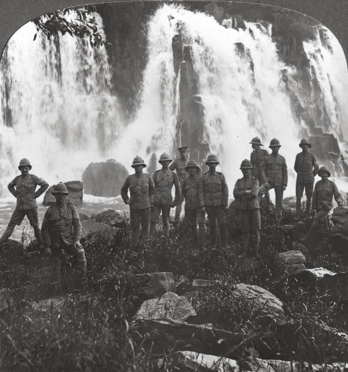 Britische Truppen erfrischen sich an einem Wasserfall, Afrika, Erster Weltkrieg, ca. 1914-ca. 1918 von Realistic Travels Publishers