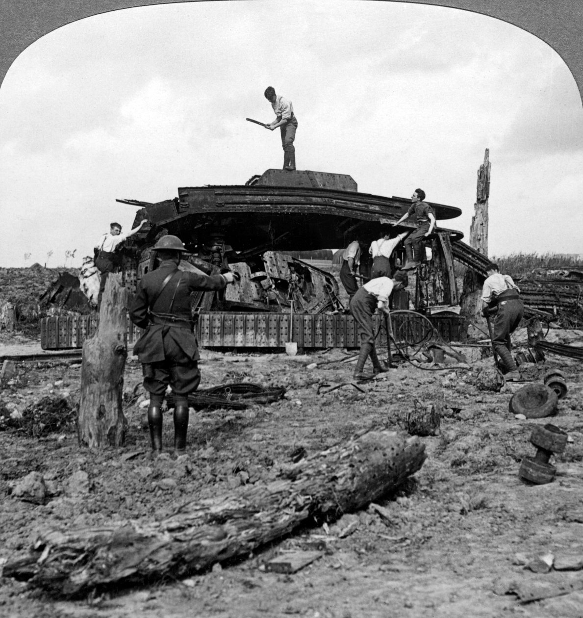 Ingenieure räumen einen zerstörten Panzer von einer Straße, Erster Weltkrieg, 1917-1918 von Realistic Travels Publishers
