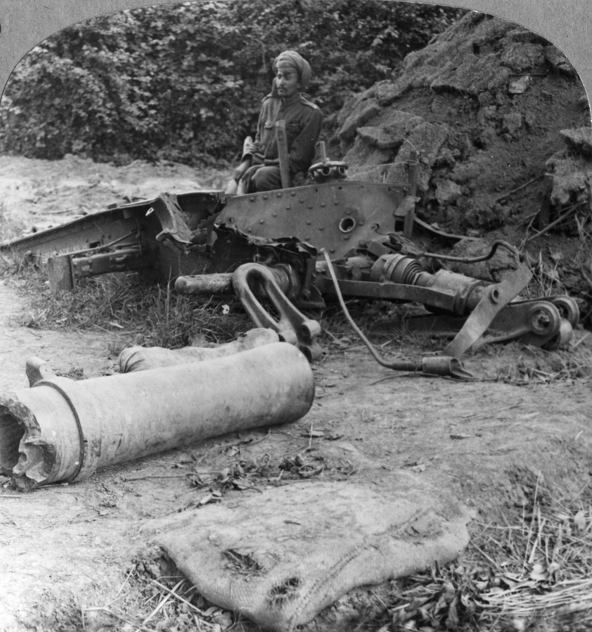 Zerschmetterte Überreste einer unglücklichen Haubitze, die von einem direkten deutschen Treffer zerstört wurde, Erster Weltkrieg, um 1914-1918 von Realistic Travels Publishers