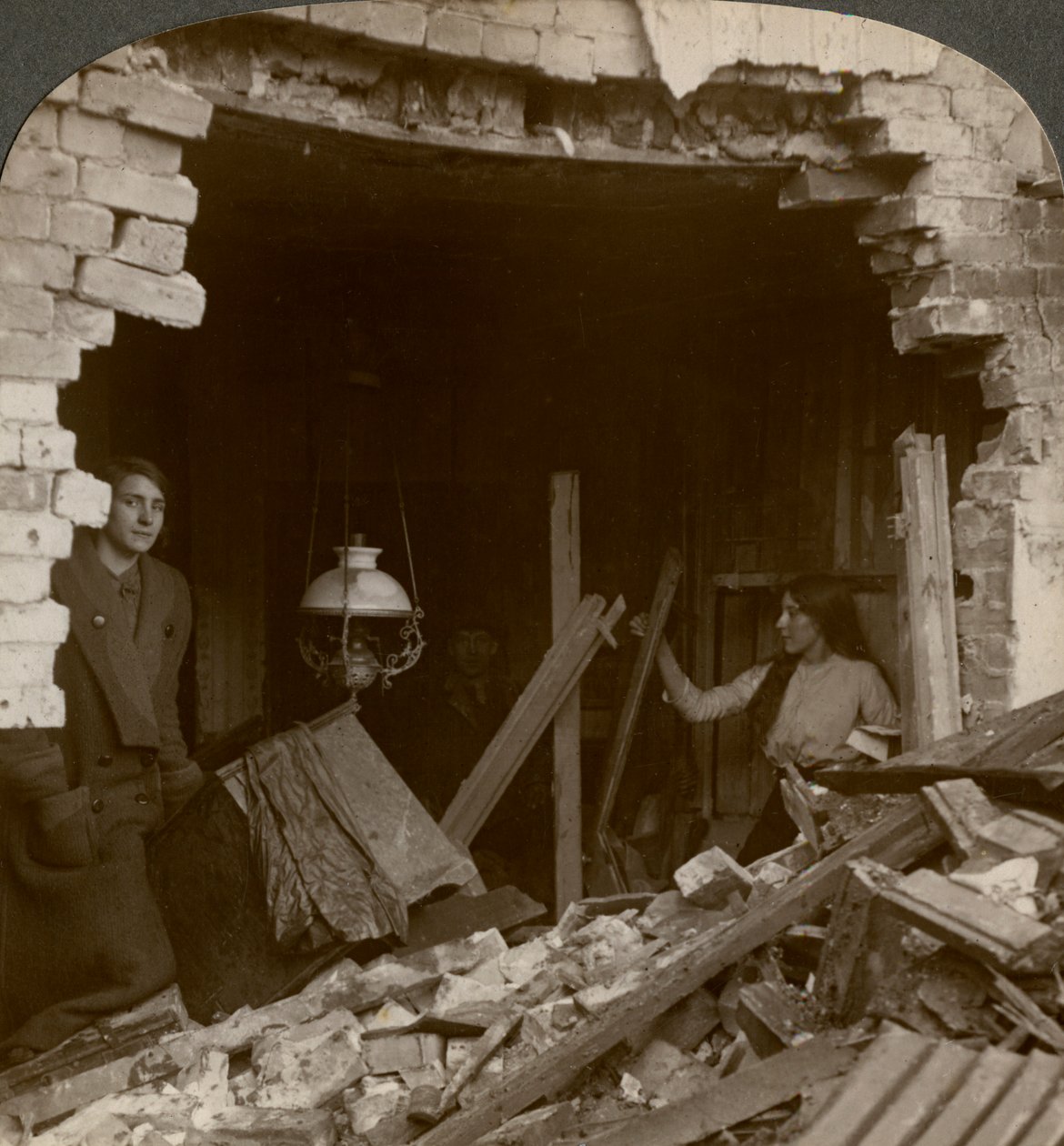 Der Schaden durch eine deutsche Zeppelinbombe, Erster Weltkrieg, 1914-1918 von Realistic Travels Publishers