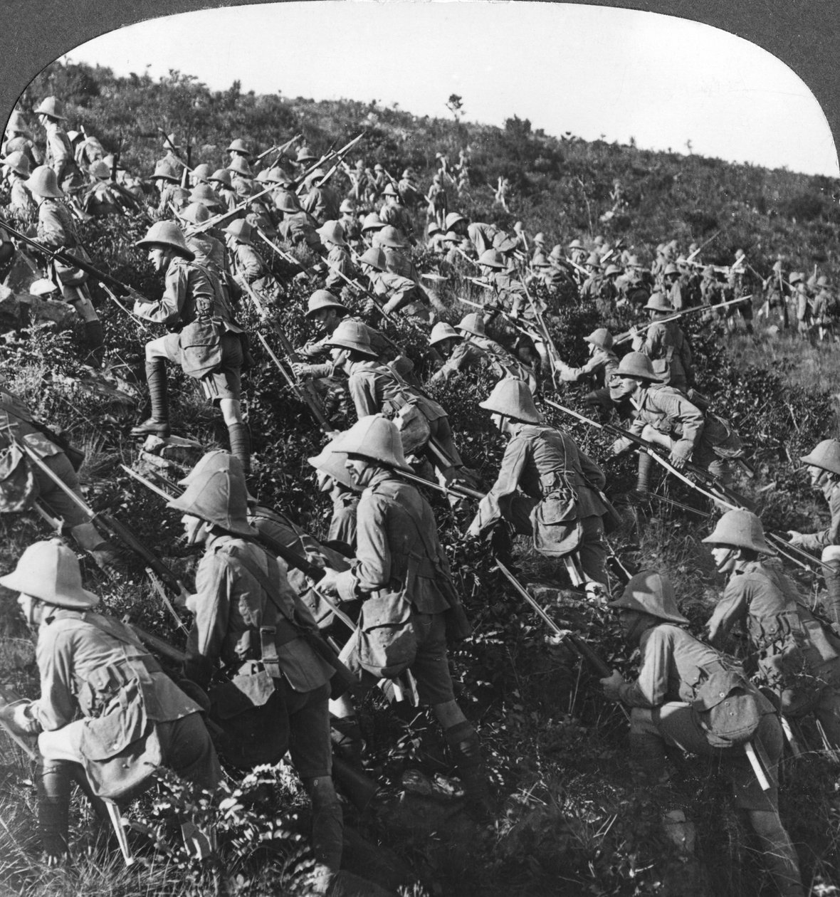 Sie drängen vorwärts, der wahre Bulldoggen-Ansturm unserer Truppen in Gallipoli, Türkei, Erster Weltkrieg, 1915 von Realistic Travels Publishers