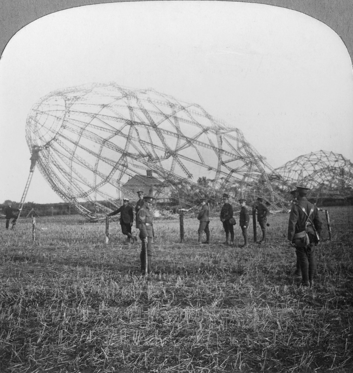 Zeppelin abgeschossen in der Nähe von Colchester, Essex, Erster Weltkrieg, 1916 von Realistic Travels Publishers