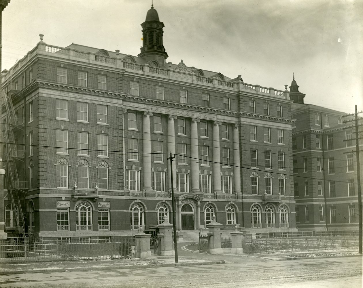 Hauptgebäude des Stadtkrankenhauses im Jahr 1910 von Richard Moore