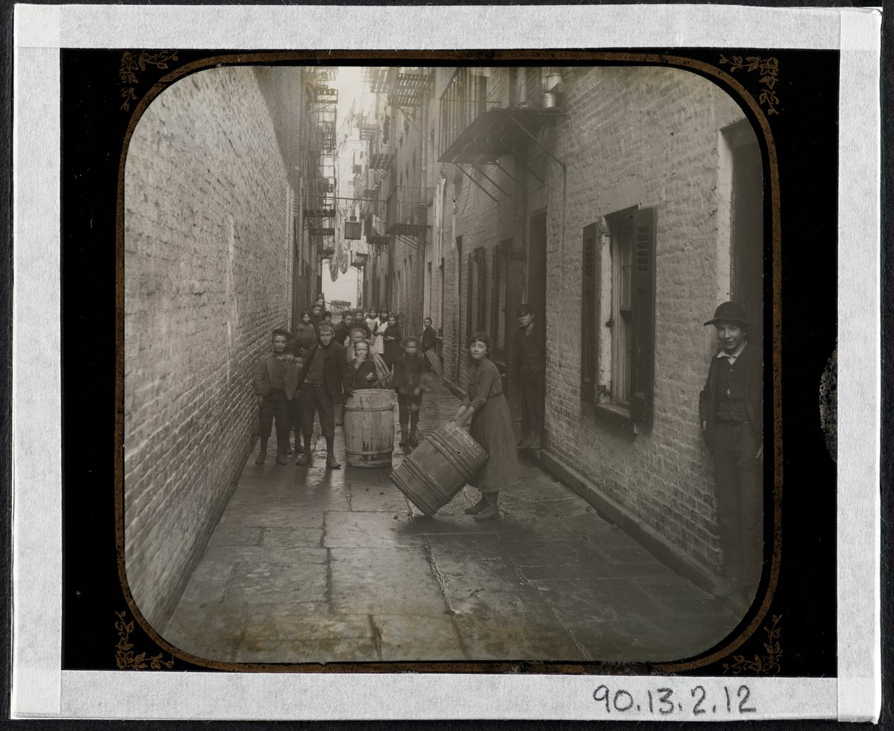 Gotham Court, 38 Cherry Street, ca. 1890 von Richard Hoe Lawrence