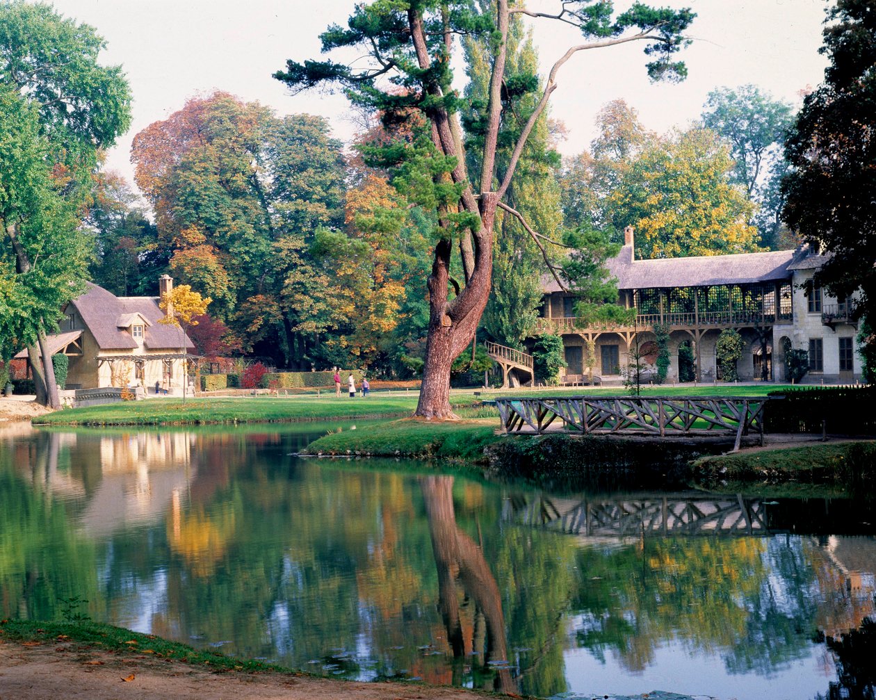 Das Haus der Königin im Weiler von Königin Marie Antoinette, im Park des Schlosses von Versailles von Richard Mique