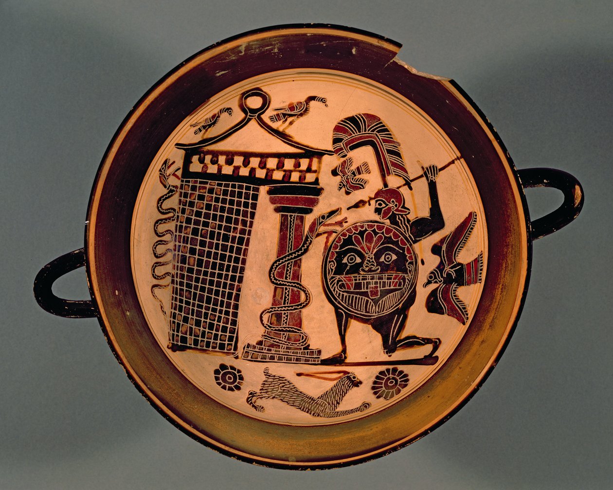 Lakonsche schwarzfigurige Tasse, die einen Krieger zeigt, der eine Schlange angreift, 6. Jahrhundert v. Chr. von Rider Painter
