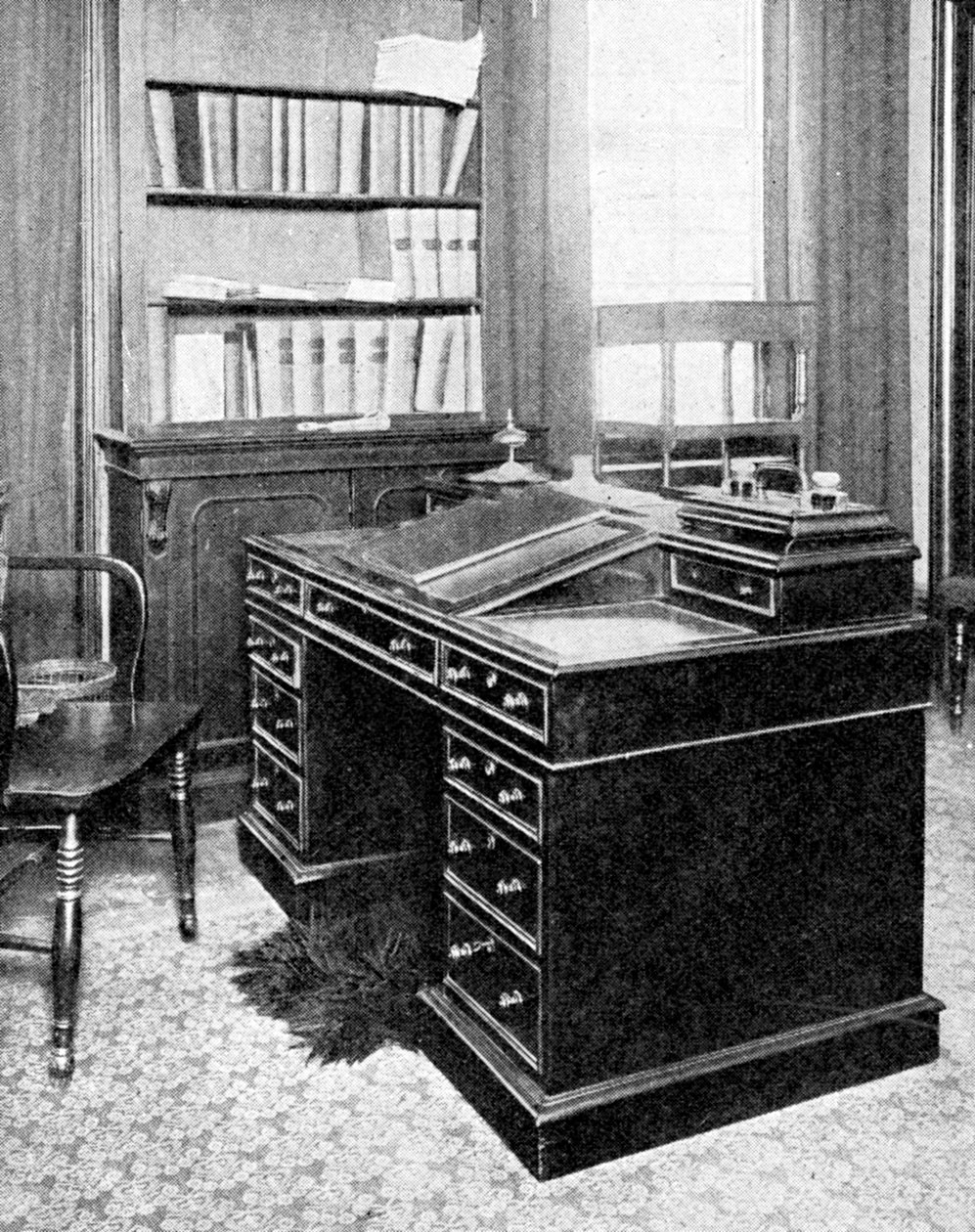 Stuhl & Schreibtisch von Charles Dickens, benutzt in Gadshill, 1923 von Rischgitz Collection