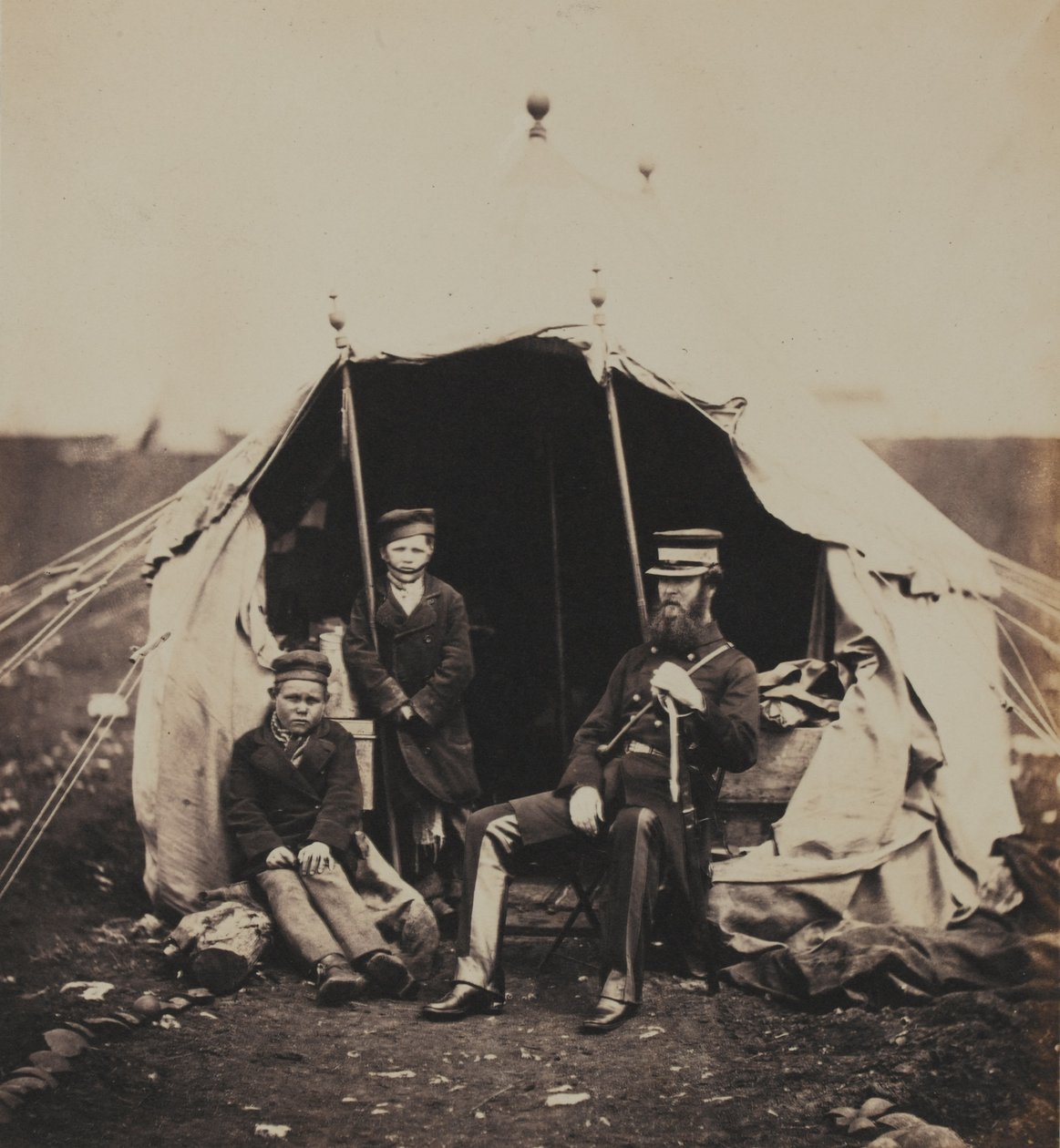 Lieutenant-Colonel Studholme Brownrigg, CB und die russischen Jungen, aus einem Album von 52 Fotografien im Zusammenhang mit dem Krimkrieg, 1855 von Roger Fenton
