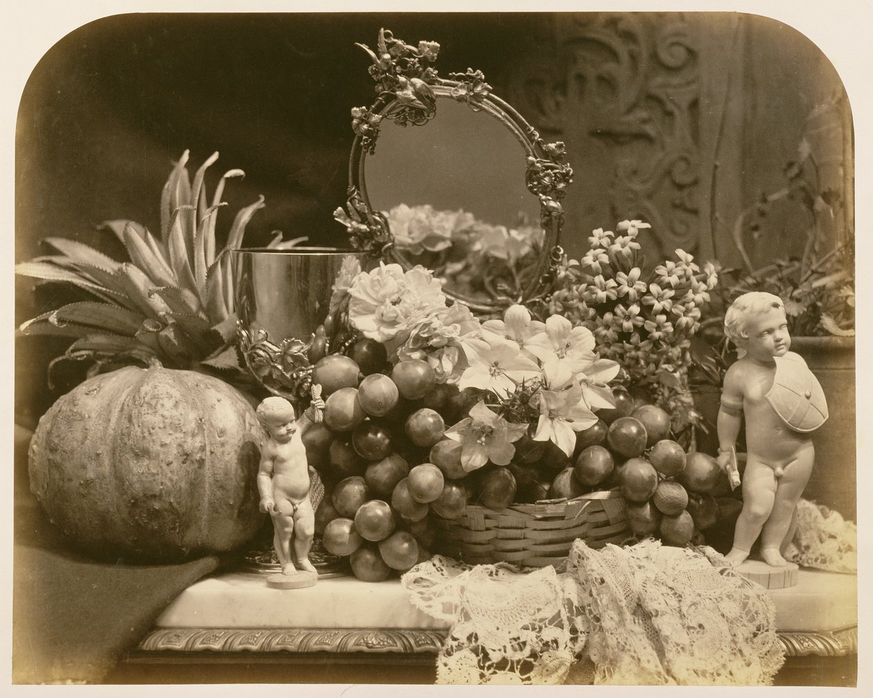 Stillleben mit Früchten, Spiegel und Figuren, 1860 von Roger Fenton