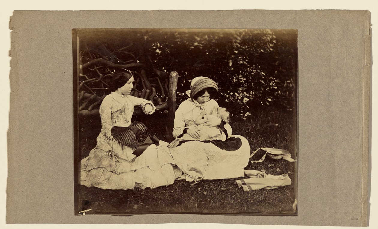 [Schlafendes Kind mit zwei auf dem Gras sitzenden Frauen] von Roger Fenton
