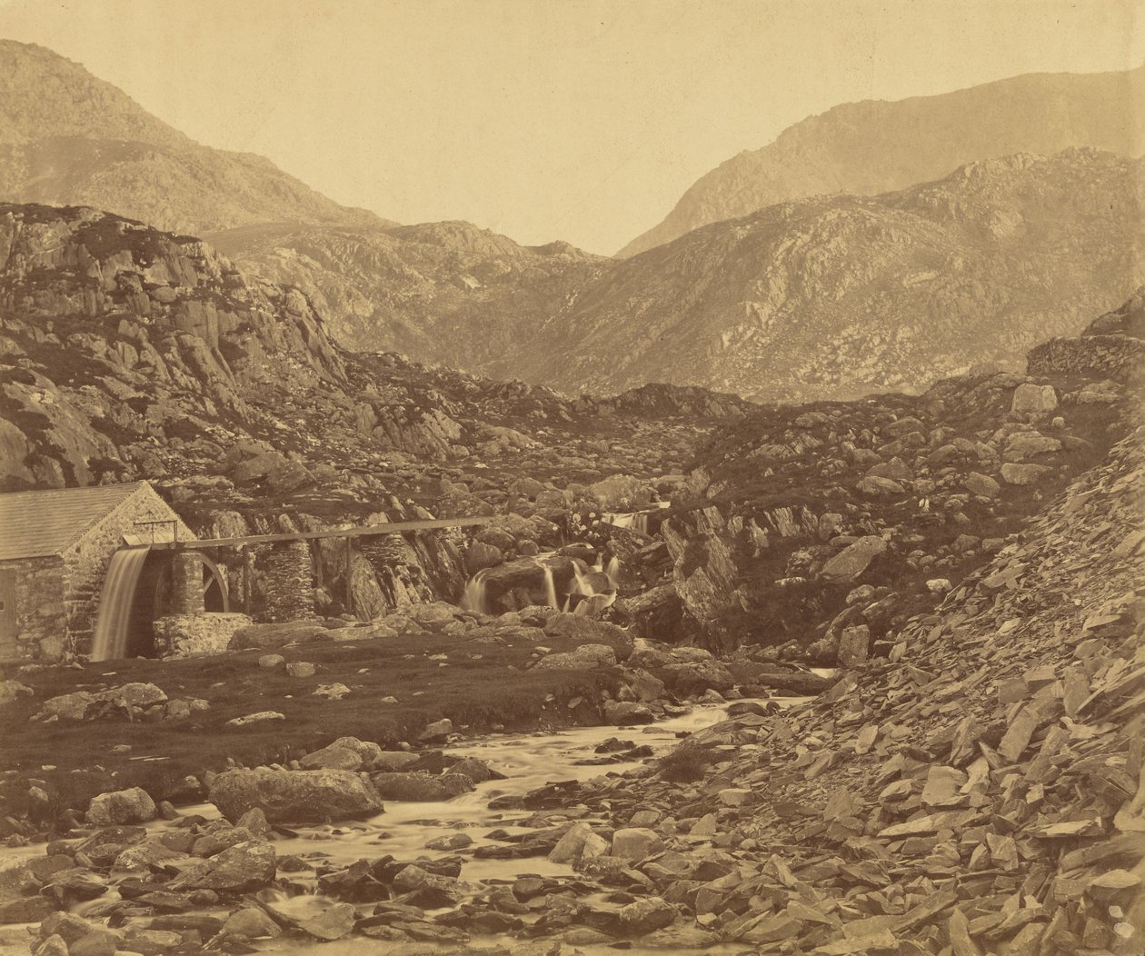 Berge am Fuße des Lake Ogwen, Wales. von Roger Fenton