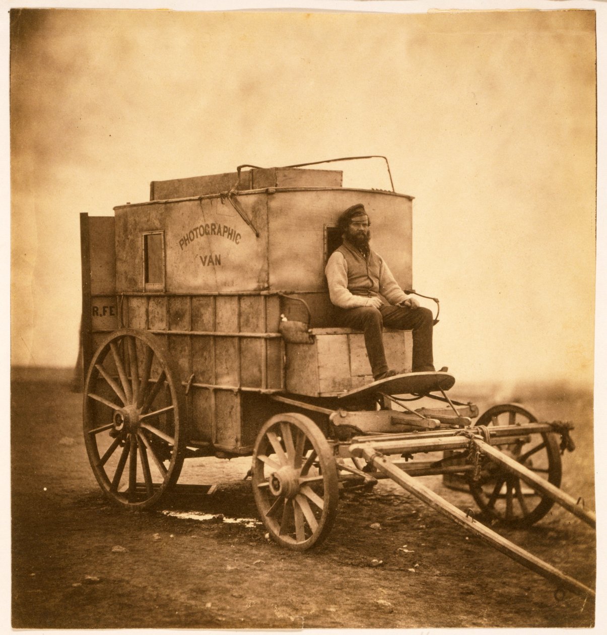 Der Fotografenwagen mit Marcus Sparling auf der Krim, 1855 (Salzdruck) von Roger Fenton