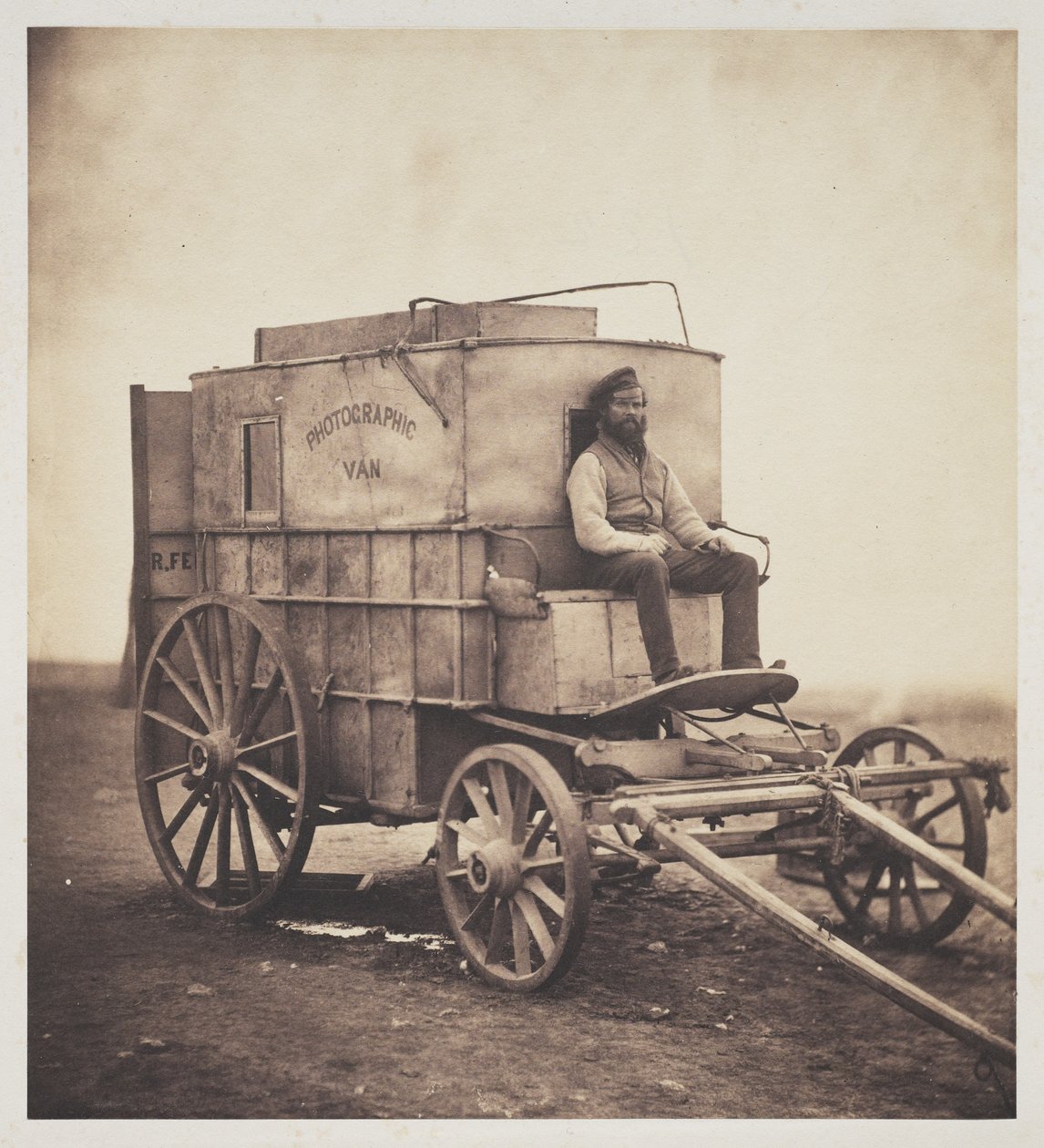 Der Fotografenwagen mit Marcus Sparling auf der Krim, 1855 von Roger Fenton