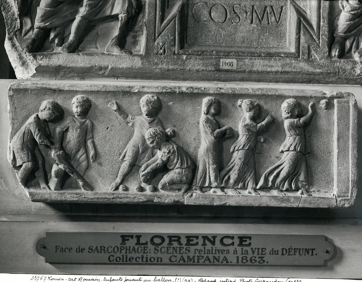 Detail eines Sarkophags, der Kinder beim Ballspielen und Kegeln zeigt (Detail) von Roman
