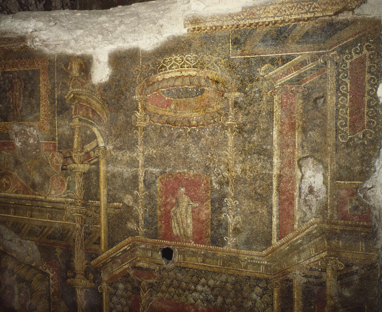 Überreste eines antiken Gebäudes unter den Kasernen der Kürassiere am Quirinal, Rom von Roman