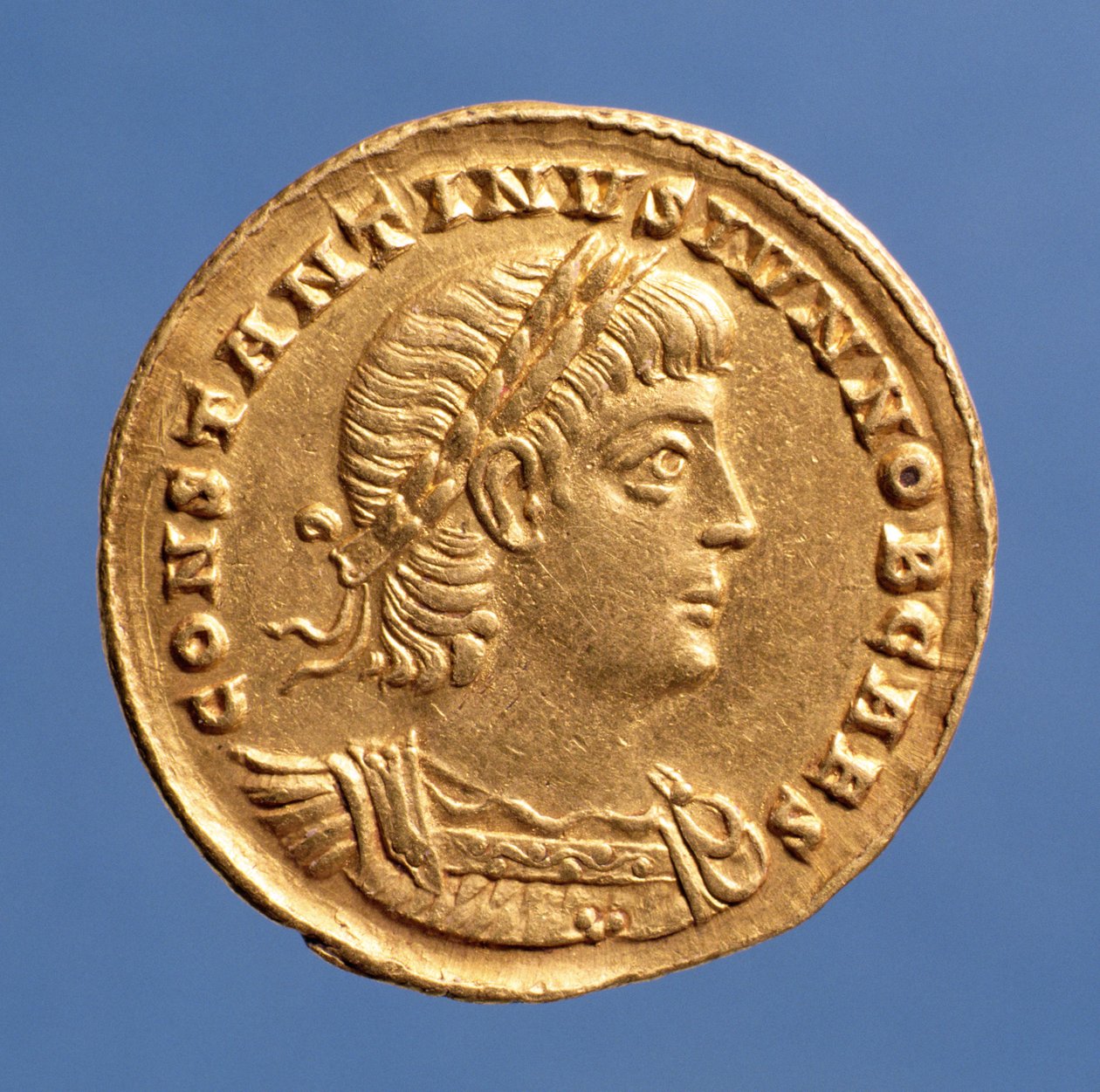Solidus (Vorderseite) von Konstantin II. Caesar in Rüstung (Gold) von Roman