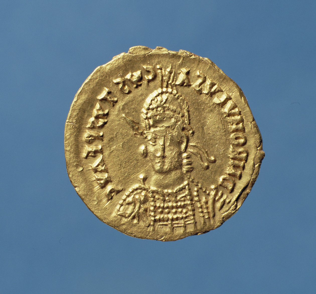 Solidus (Vorderseite) von Romulus Augustulus (475-476) behelmt, gepanzert, mit Speer über der rechten Schulter, Schild links von Roman