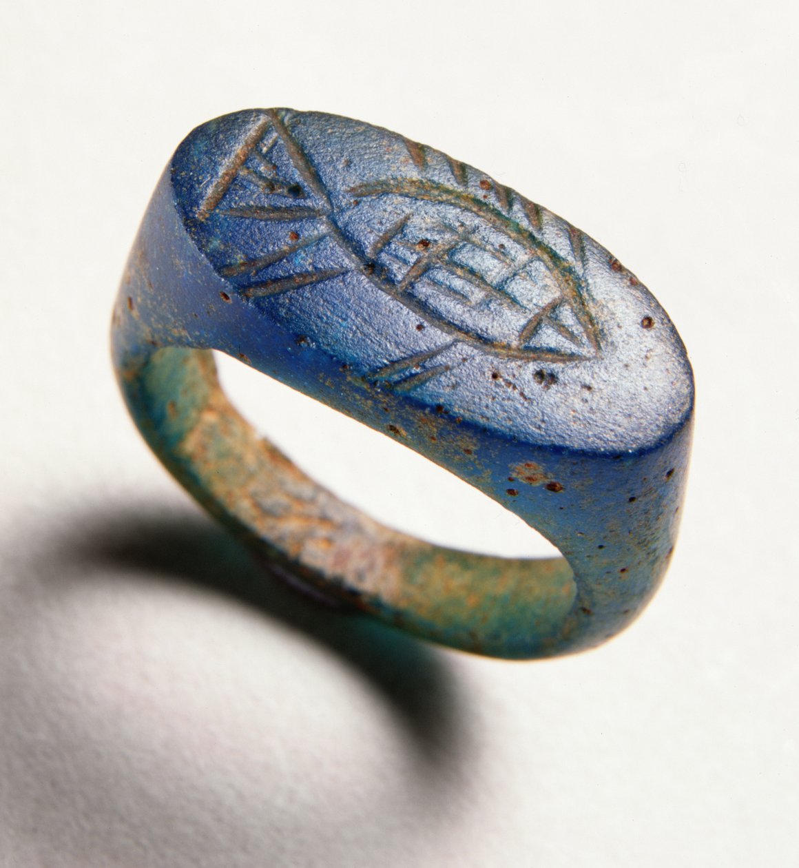 Fingerring mit graviertem Fisch (blaues Glas) von Roman Period Egyptian