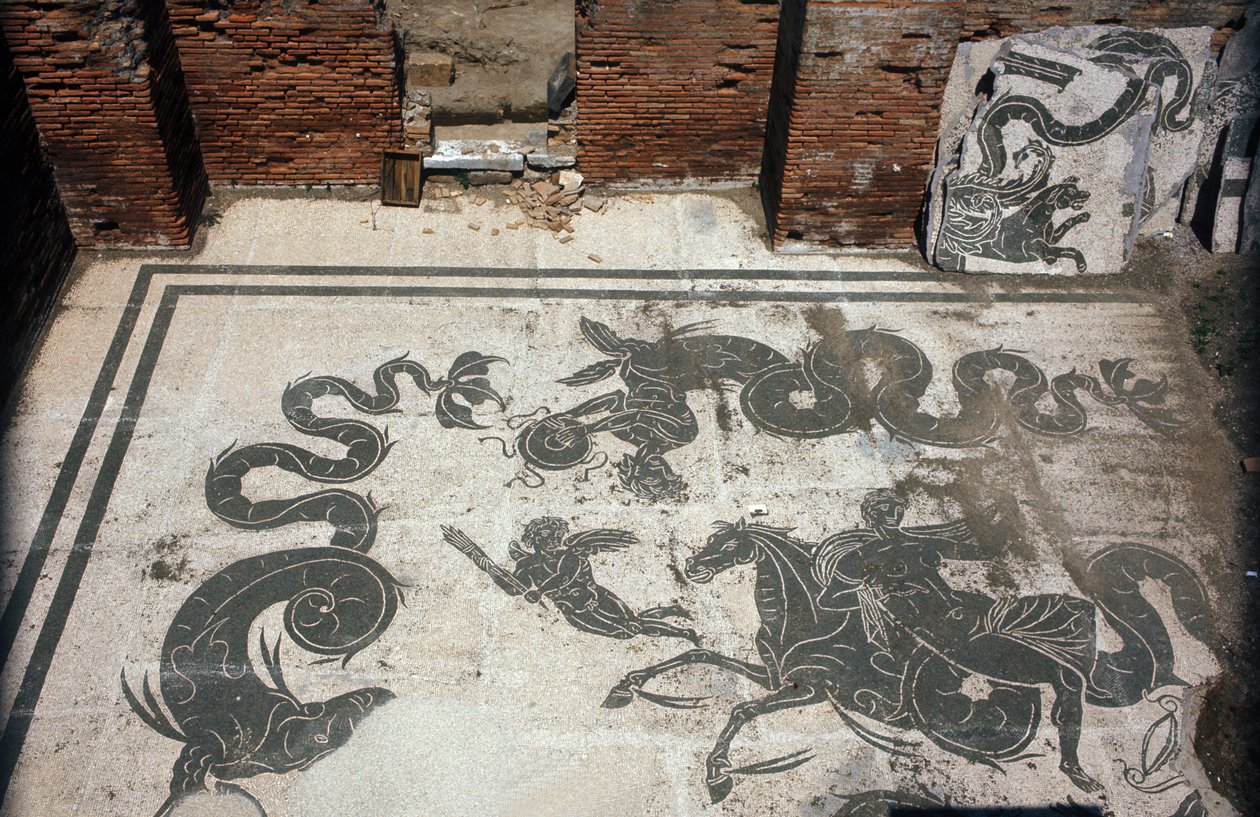 Antikes Ostia. Platz der Korporationen. Mosaik der Sabratha-Seefahrerkorporation. Neptunbäder von Roman