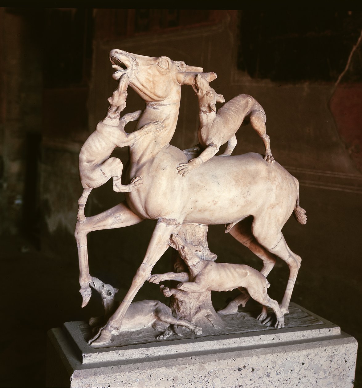 Hirsche von Hunden angegriffen, aus dem Haus der Hirsche (Marmor) von Roman