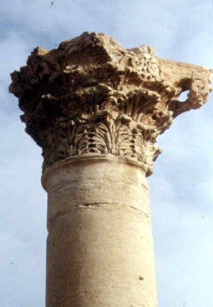 Detail einer korinthischen Säule und eines Kapitells, römisch, 2. Jahrhundert von Roman