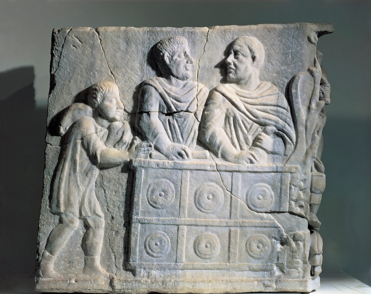 Fragment eines Sarkophags, das einen Geldwechsler darstellt, aus Rom, Viale del Re von Roman