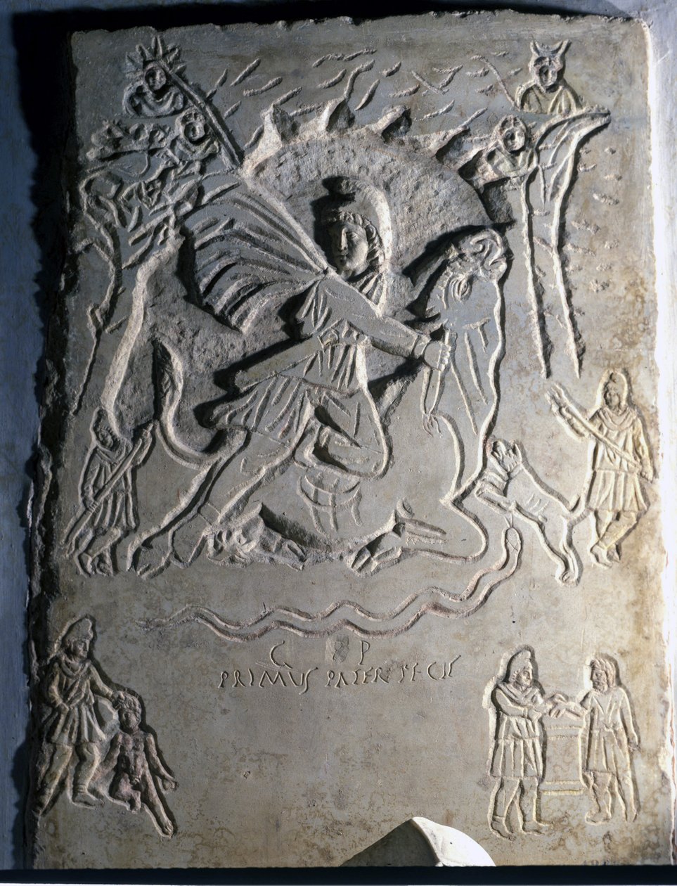 Relief, das die iranische Gottheit Mithra (oder Mitra) zeigt, wie sie den Stier schlachtet, ein mit ihr verbundenes Tier. 4. Jahrhundert. Palazzo dei Conservatori, Rom. von Roman