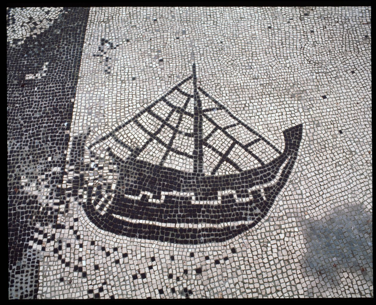 Römische Kunst: „Schiff“ Mosaik der Corporation des Seefahrervolks, Place des Corporations von Roman
