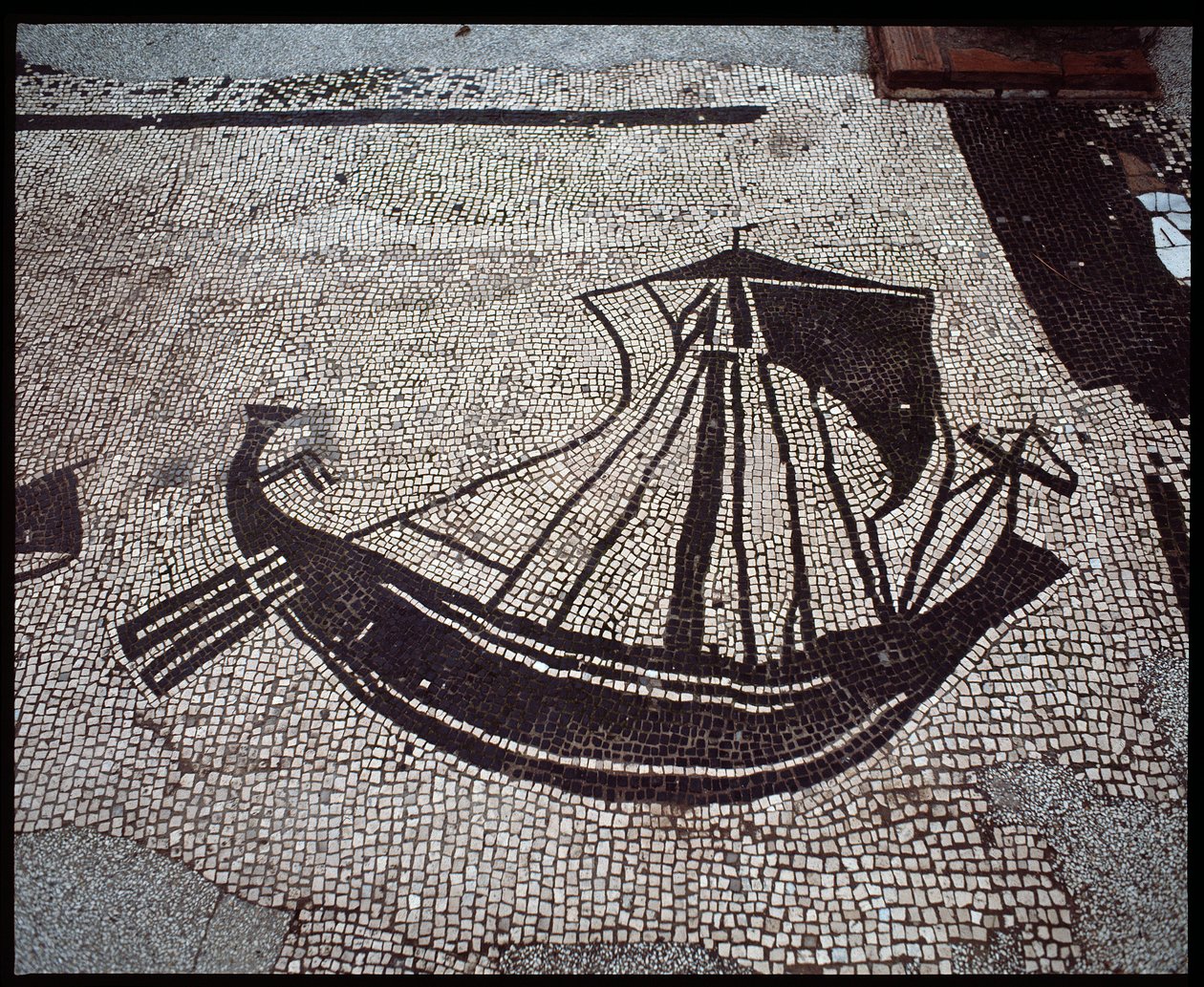 Römische Kunst: „Schiff“ Mosaik der Corporation des gens de la mer, Place des Corporations von Roman