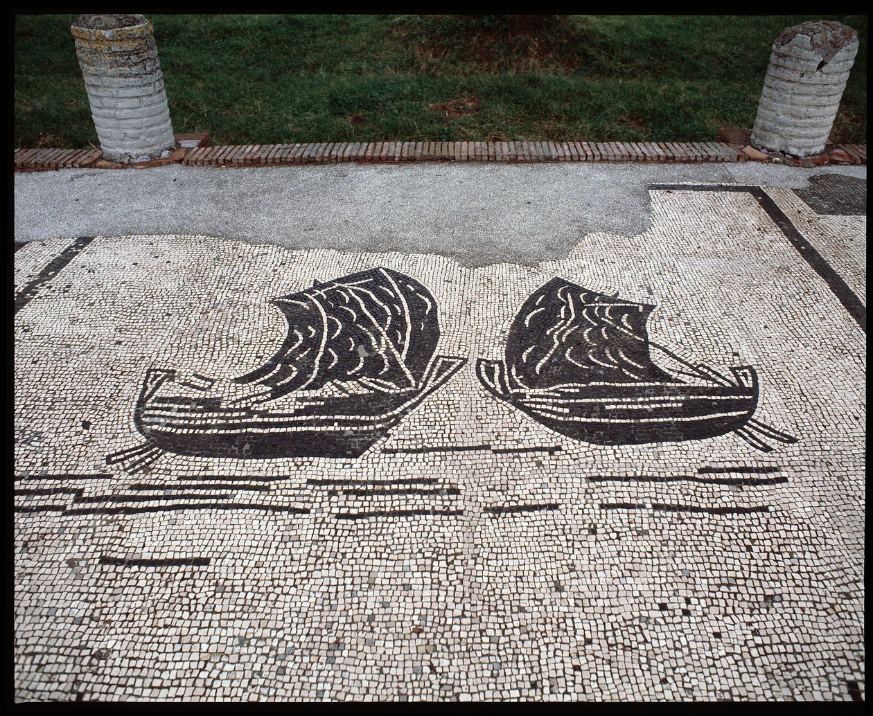 Römische Kunst: „Schiffe“ Mosaik der Corporation des gens de la mer, Place des Corporations von Roman