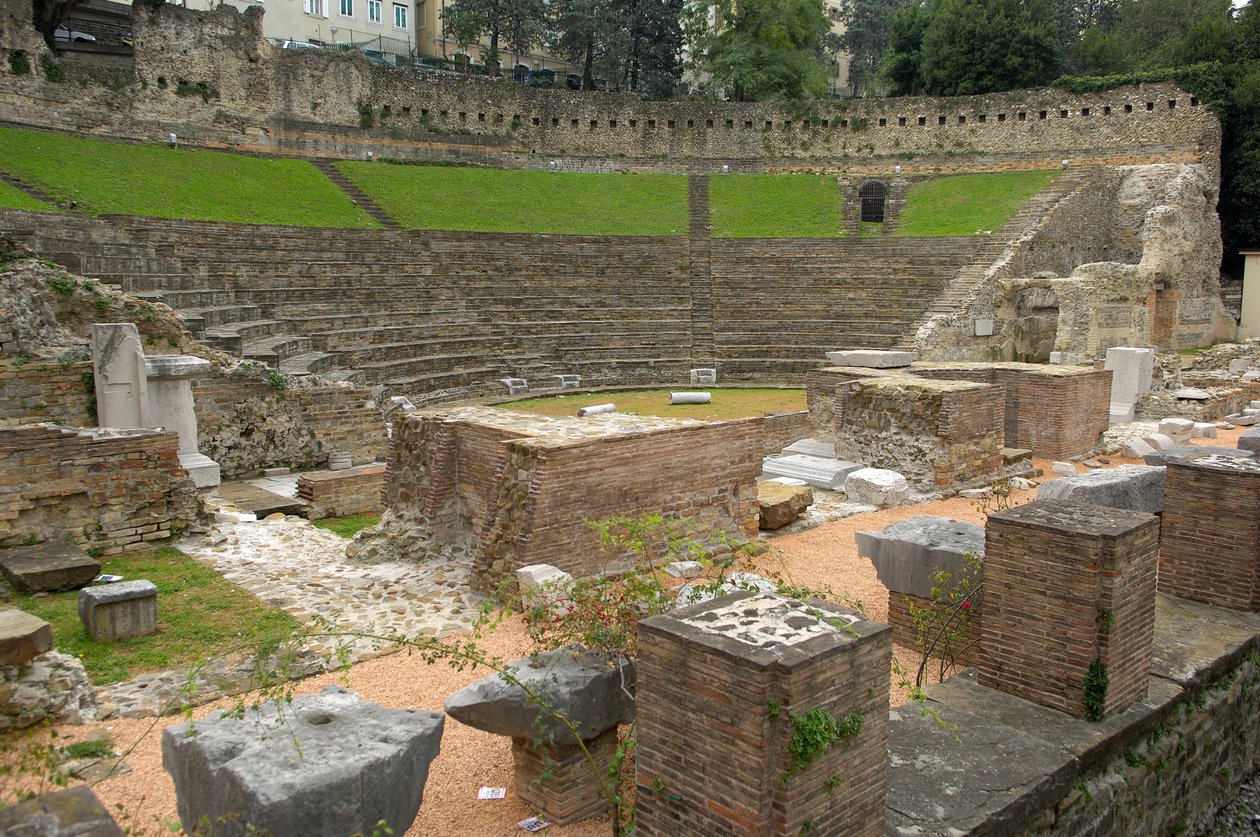 Römische Kunst: Ansicht des römischen Theaters (1. Jh. v. Chr.), Triest Italien von Roman