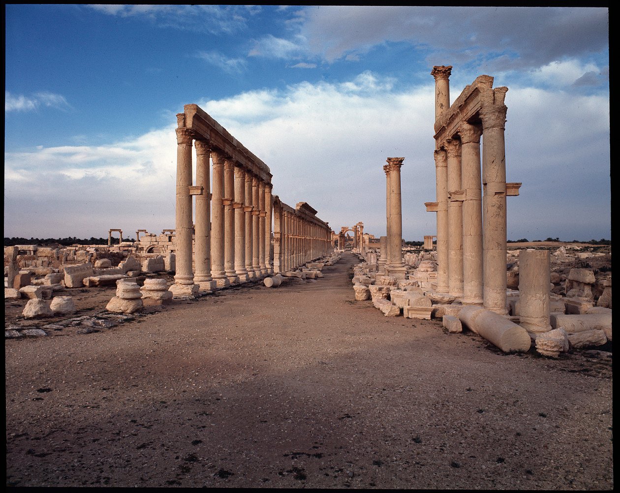 Ansicht der großen Kolonnade und des monumentalen Bogens von Roman
