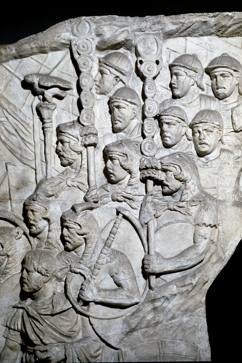 Römische Kunst: Krieger, die Vexillum (römische Banner) tragen. Abguss von 1862, der die Basreliefs der Trajanssäule in Rom reproduziert, erbaut während der Herrschaft von Kaiser Trajan (53-117). Die Trajanssäule erinnert an den Sieg von Roman Roman