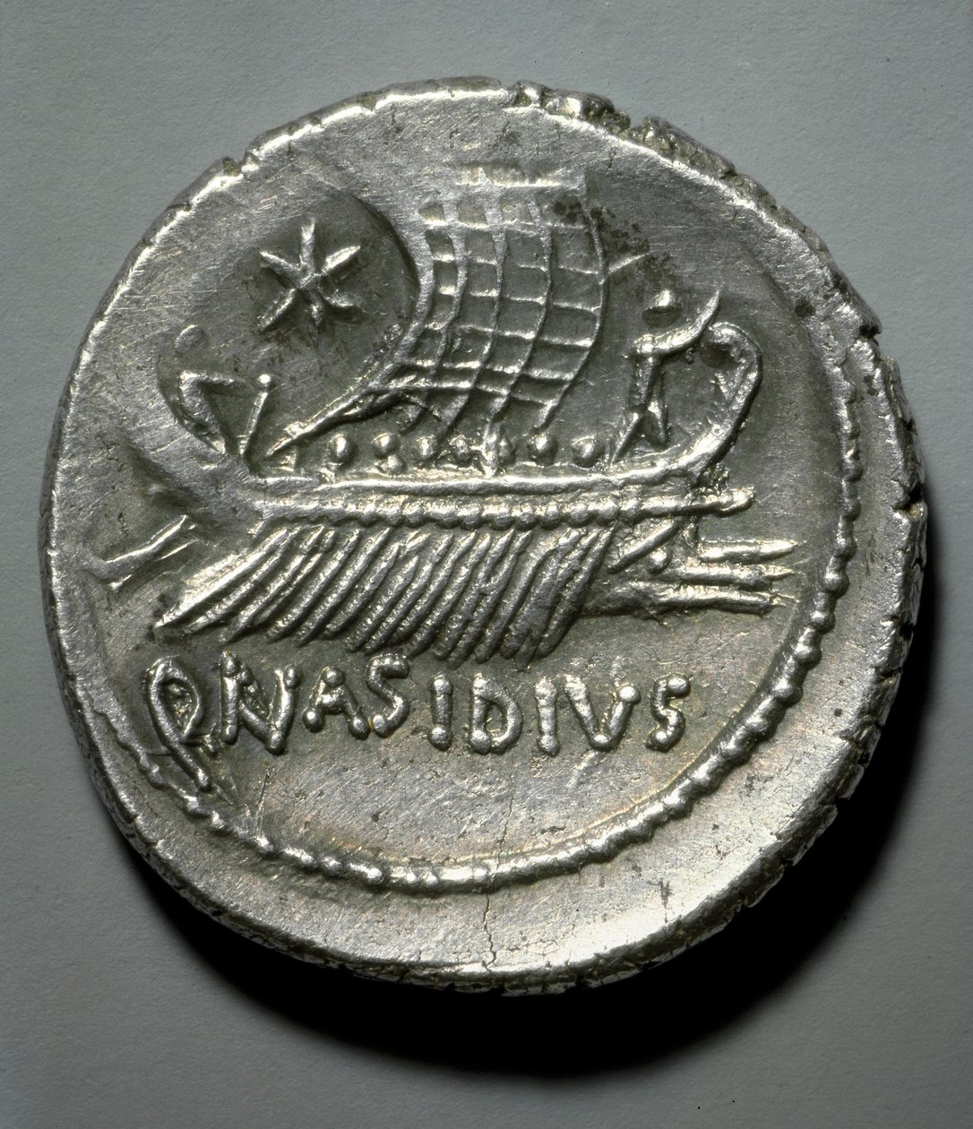 Römische Kunst: Silbermünze mit Darstellung einer Galeere von Roman Roman