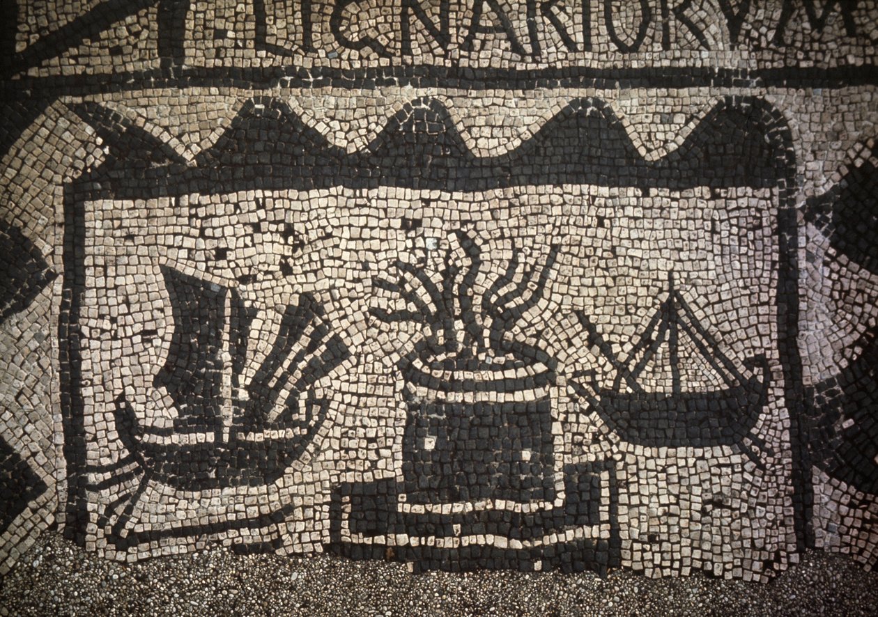 Römische Handelsmarine und Leuchtturm, antikes Ostia, Piazza delle Corporazioni von Roman Roman