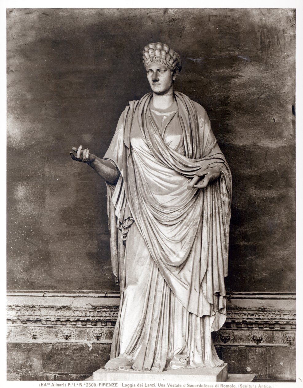 Statue einer Vestalin oder Priesterin des Romulus (Marmor) von Roman Roman