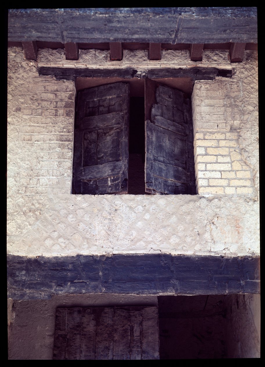 Ansicht eines verkohlten Fensters eines Hauses der Vorhalle des Decumanus Maximus, 5. Jahrhundert v. Chr. - 1. Jahrhundert n. Chr. von Roman Roman
