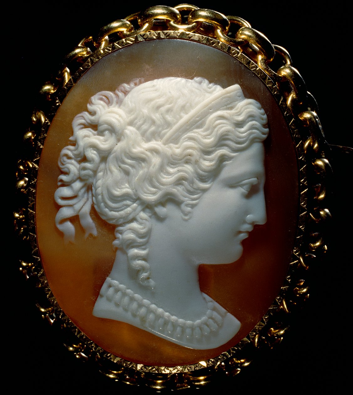 Porträt eines weiblichen Profils; Kamee auf Sardonyx, in Gold gefasst von Roman School