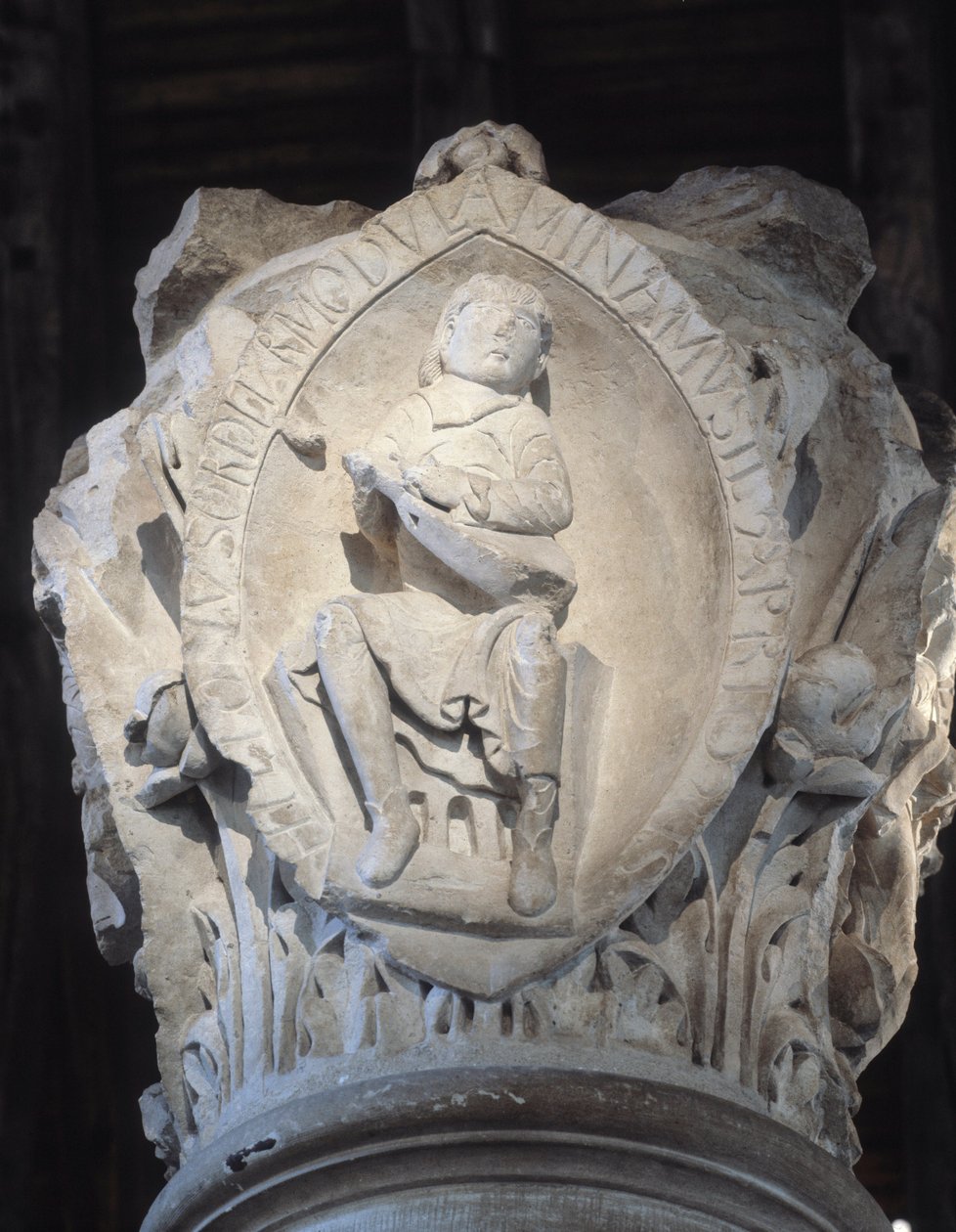 Kapital des Chors, das den ersten Ton des gregorianischen Gesangs darstellt (Skulptur) von Romanesque