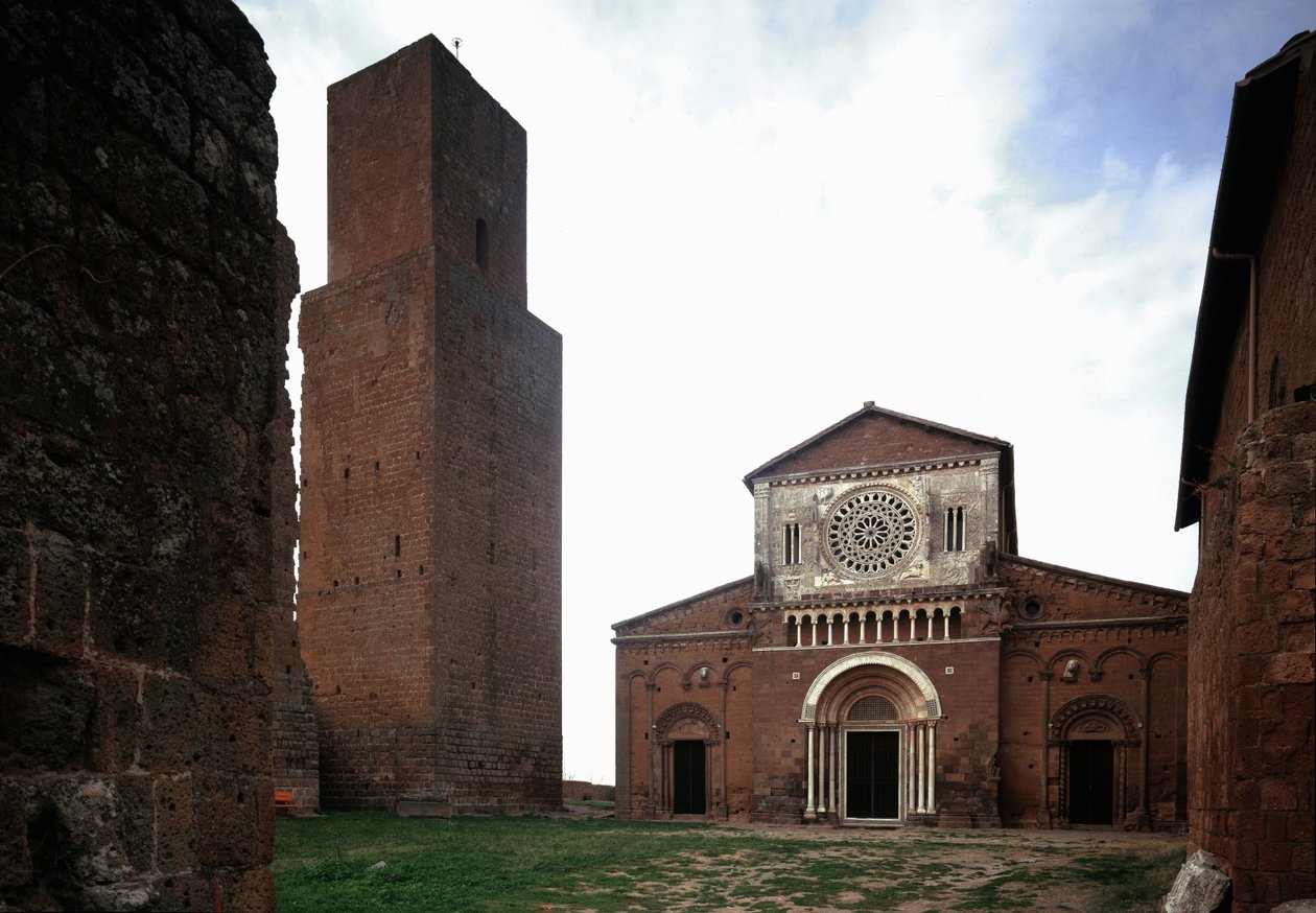 Fassade und Glockenturm der Kirche St. Peter (San Pietro), erbaut um 1250 und restauriert 1870, Tuscania, Italien von Romanesque