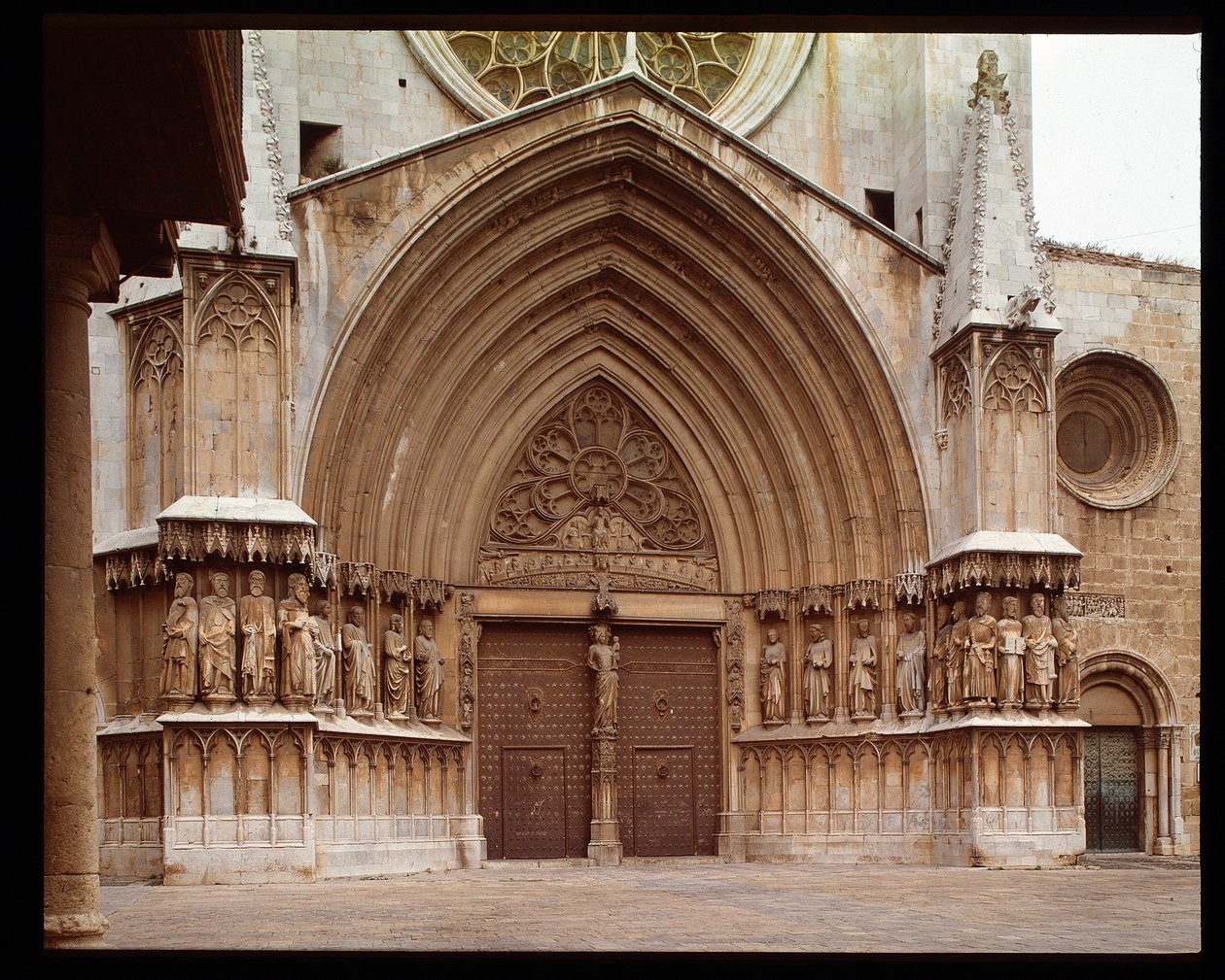 Gotische Kunst: Detail des zentralen Portals der Kathedrale von St. Thecle in Tarragona von Romanesque