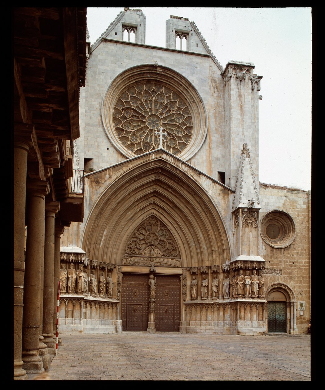 Romanische und gotische Kunst: Fassade der Kathedrale Sainte Thecle (Sainte-Thecle) in Tarragona von Romanesque