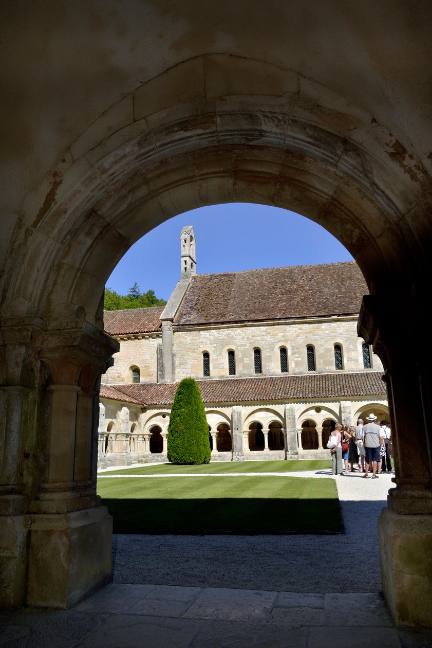 Romanische Architektur: Blick auf den Kreuzgang und die Gebäude der Zisterzienserabtei von Fontenay, Burgund von Romanesque
