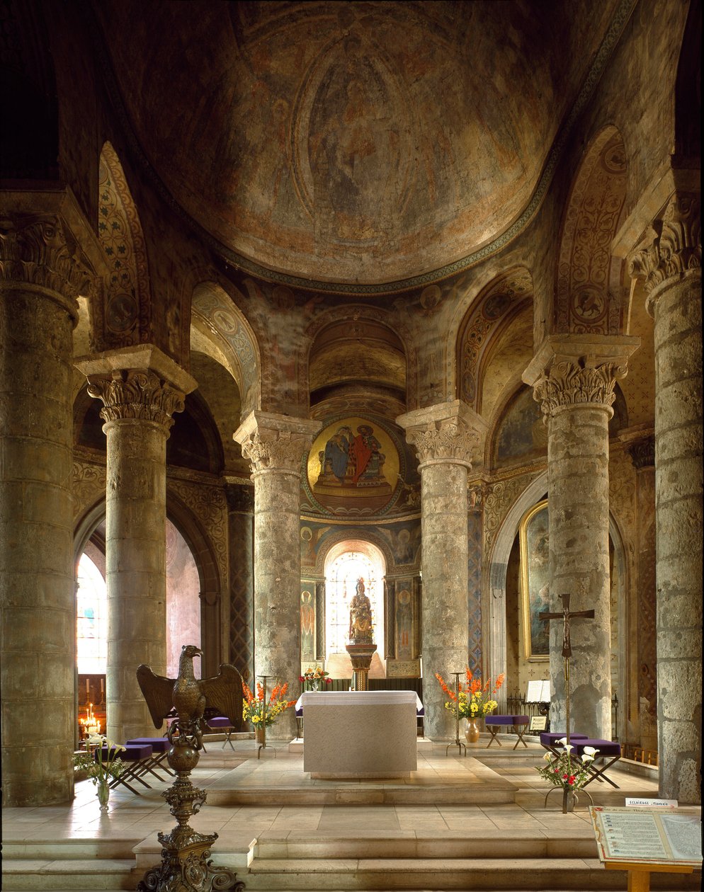 Romanische Kunst: Innenansicht der Kirche Notre Dame (Notre-Dame) la Grand, Poitiers (Wien) von Romanesque