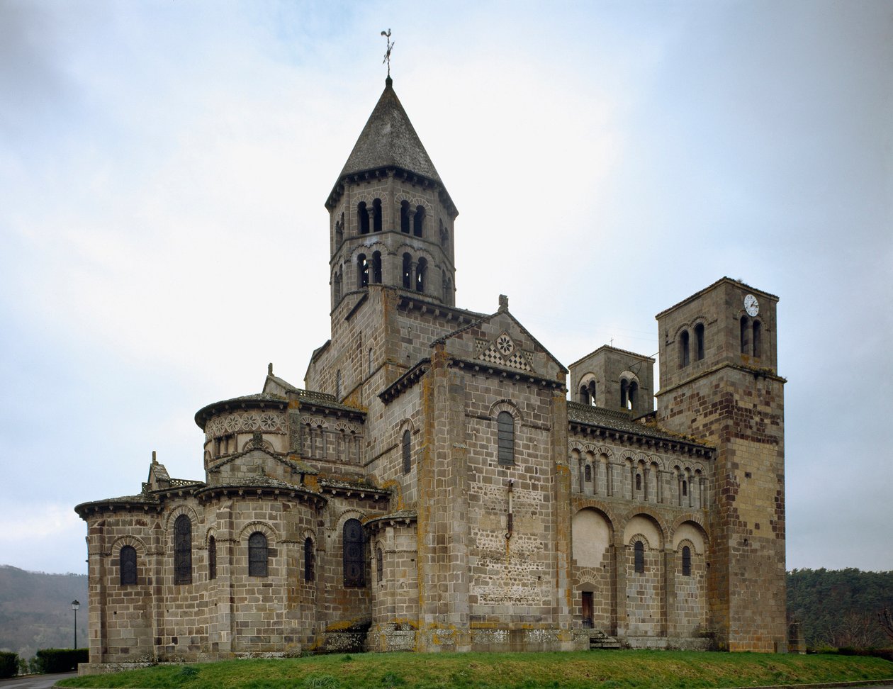 Romanische Kunst: Ansicht der Kirche von Saint-Nectaire (12. Jahrhundert) von Romanesque