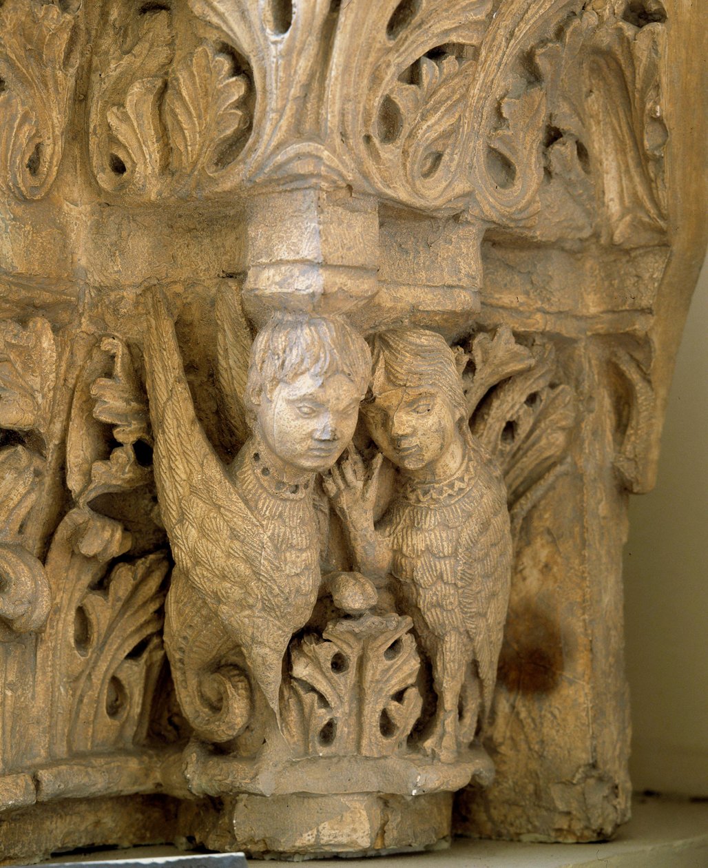 Dekor mit Sirenen und Vögeln nach dem Modell der Kirche Saint Loup de Naud von Romanesque