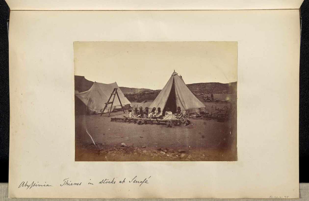 Abessinien. Diebe in Stocks bei Senafe. von Ronald Ruthven Leslie Melville