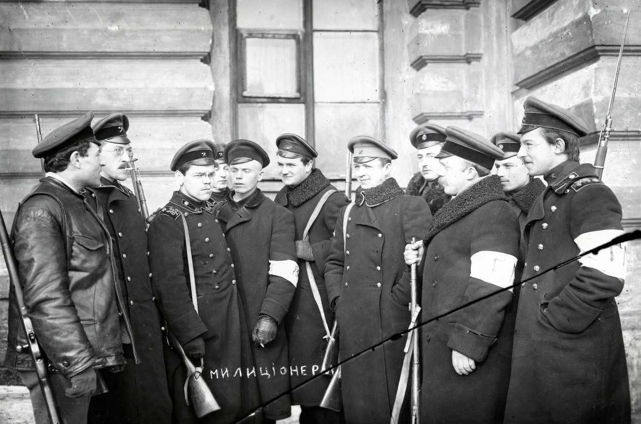 Eine Gruppe von Studenten als Milizionäre, St. Petersburg, 1917 von Russian Photographer